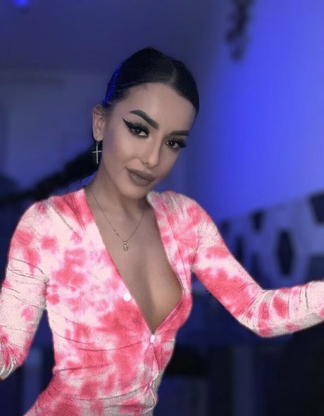 巨乳で曲線美のOnlyFans ポルノ 写真