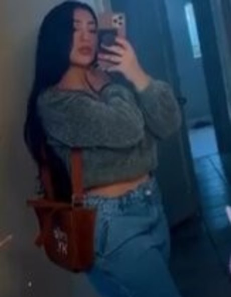 ピアス乳首オンリーファンズ 無料ポルノ 画像