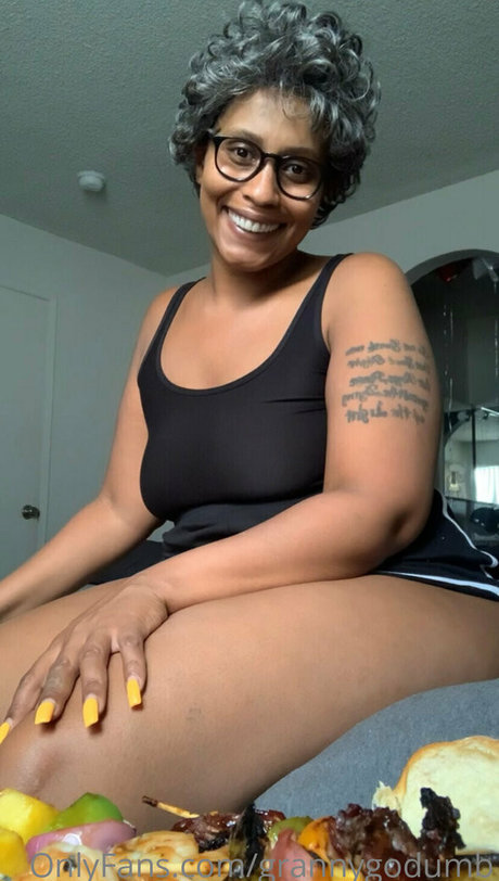 背が高くて巨乳のOnlyFans アートヌード 写真