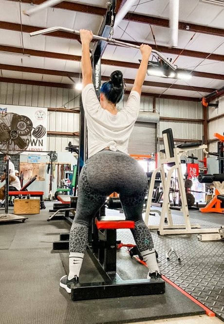 pawgpornxxx 素敵なモデル 写真