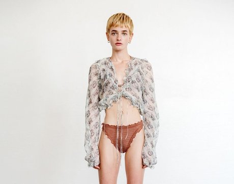 プールファックOnlyFans エロ 画像