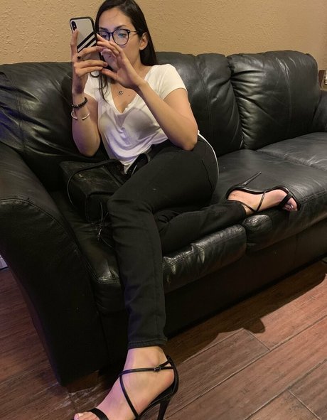 大きなお尻と巨乳のオンリーファンズ ヌード 写真