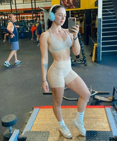 mollygfit ヌード女優 画像