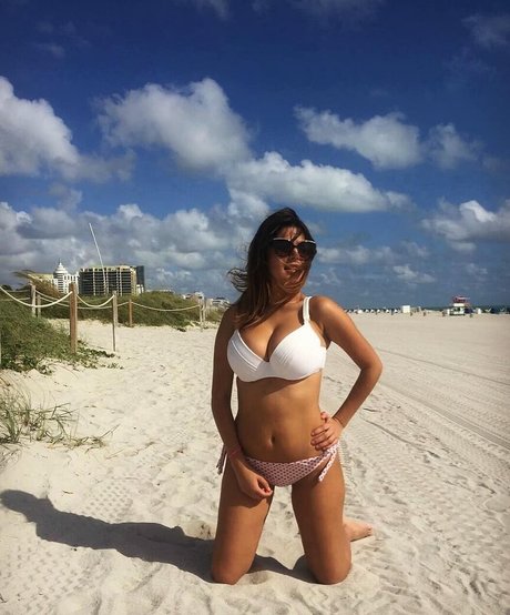 曲線美の女の子オンリーファンズ エロチック 写真