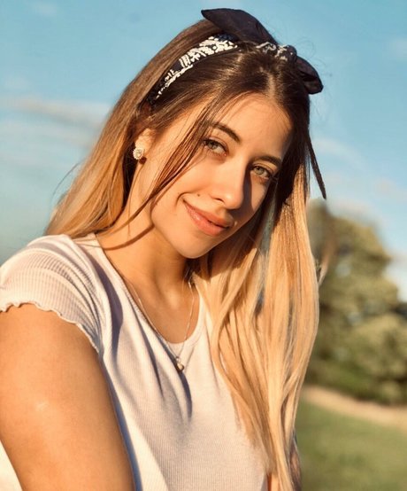 巨乳ブロンドのオンリーファンズ ポルノ 画像