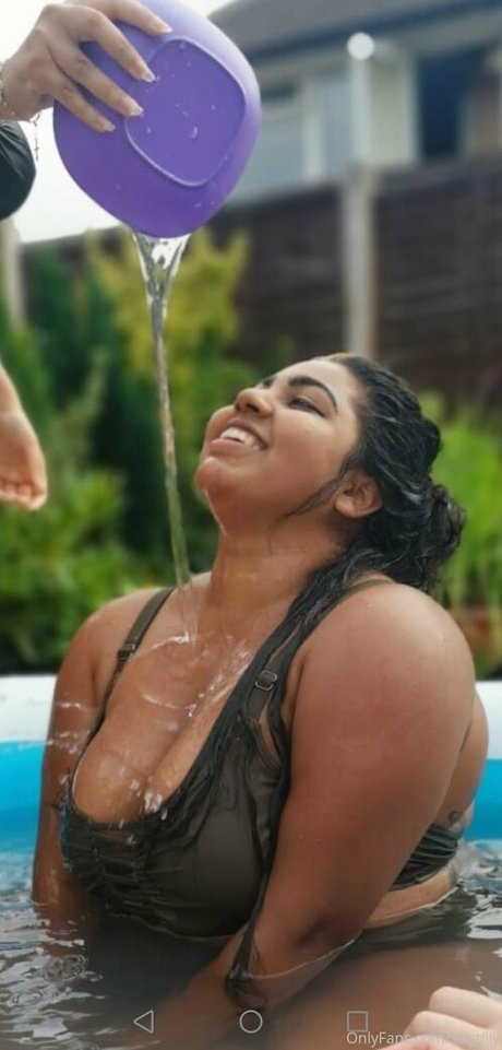 毛深いラテン系オンリーファンズ パーフェクト 写真