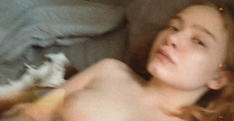 太めのブロンドオンリーファンズ エロチック 写真