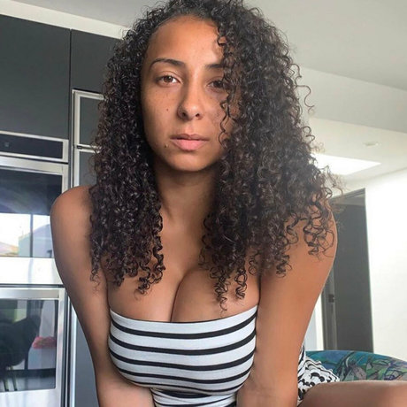 お金 オンリーファンズ ヌード 写真