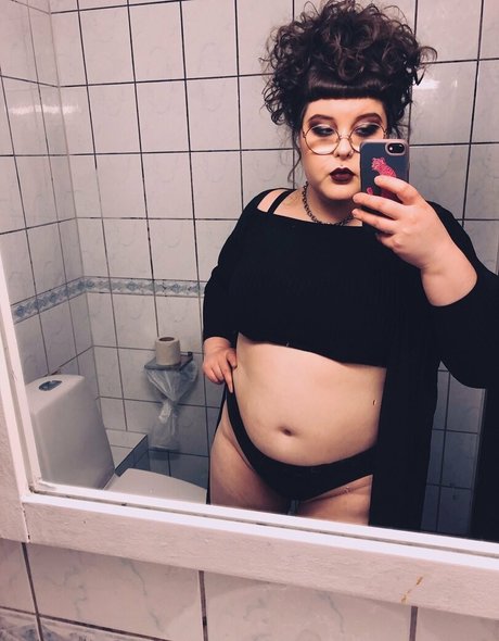 ピアス乳首オンリーファンズ 美しいポルノ 写真