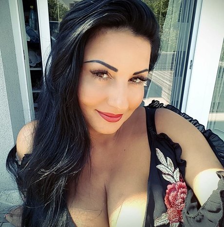 プールでの3P オンリーファンズ アートヌード ギャラリー