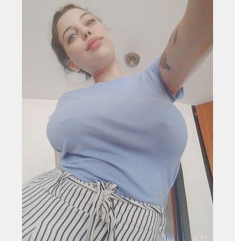 巨乳ブルネットオンリーファンズ ヌード 写真