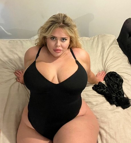 背が高くて巨乳のOnlyFans エロチック 写真