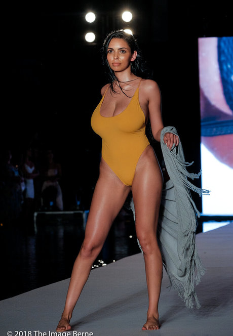 本物の妻オンリーファンズ セクシー ギャラリー