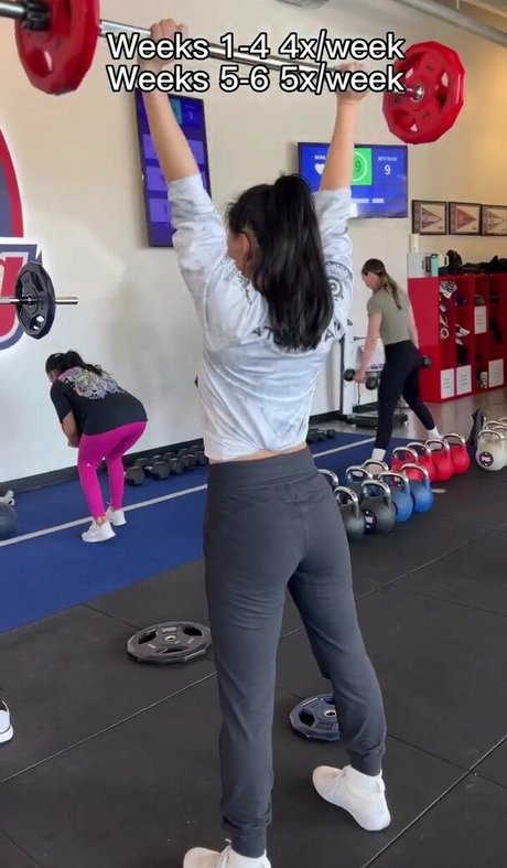 アジア人の毛深いOnlyFans 無料セクシー 写真