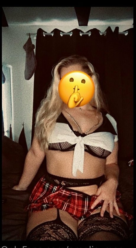 お金 オンリーファンズ エロチック 写真