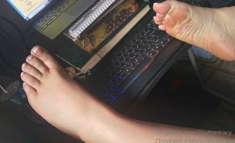 tinytoetracy ポルノスター トップ 写真