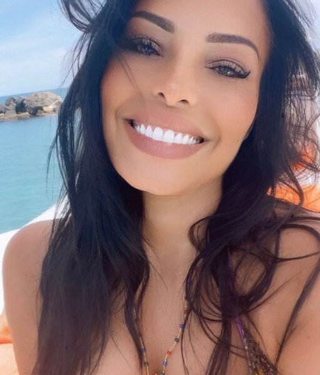 巨乳ブルネットオンリーファンズ セクシー裸 写真