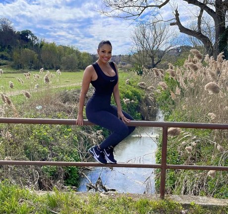 18歳以下の無料OnlyFans アートヌード 写真