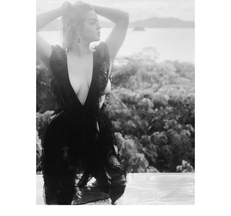 Sasha Pieterse モデル 写真