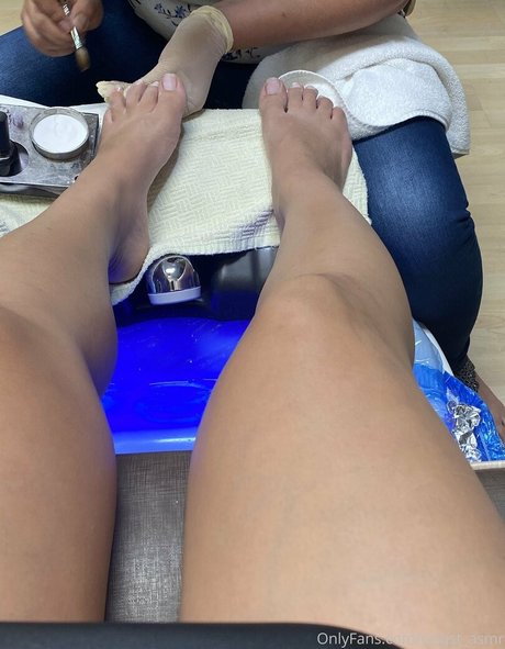 裸の熟女オンリーファンズ アート裸 画像