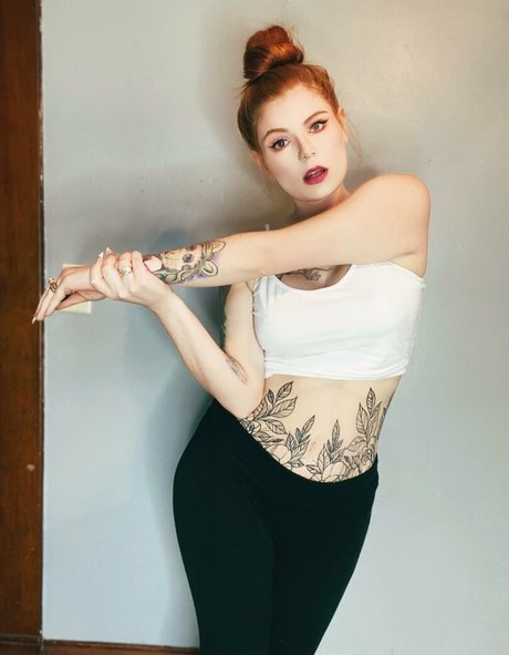 巨乳の黒人女性オンリーファンズ セクシーヌード アーカイブ