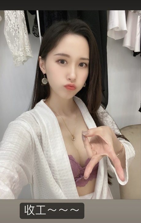 曲線美の女の子オンリーファンズ 美しいヌード 写真