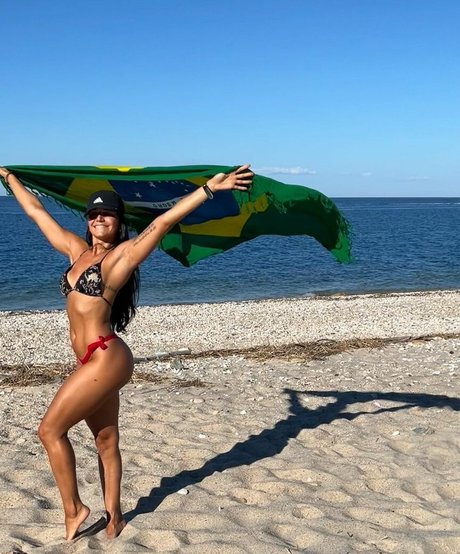 巨乳ブルネットオンリーファンズ ヌード 画像