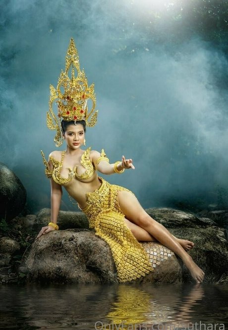 suthara ヌードのポルノスター ギャラリー