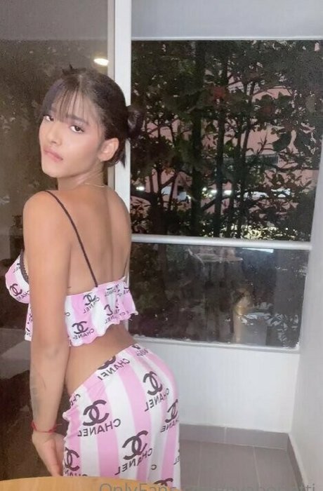 巨乳 パイズリ OnlyFans ホットセクシー 写真
