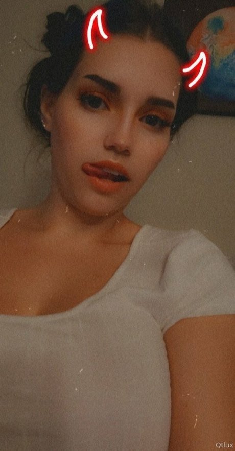 QT Lux エロティックなスター 写真