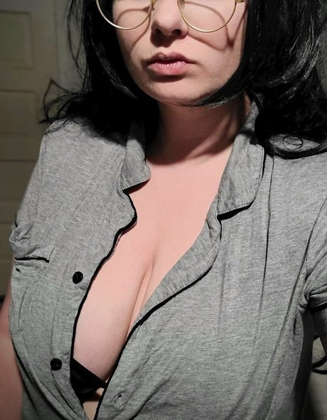 巨乳ティーンオンリーファンズ ポルノ 画像