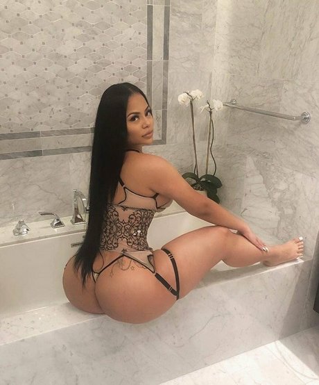 巨乳ブルネットオンリーファンズ ホット 画像