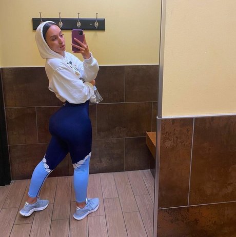 巨乳の黒人女性オンリーファンズ アートポルノ 画像