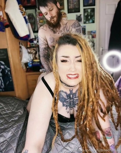 lollydreadfulfree 裸のスター 写真