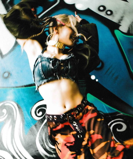 逆騎乗位 オンリーファンズ 美しいxxx 画像