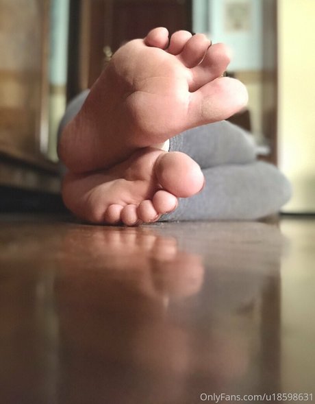 熟女の足オンリーファンズ セクシー裸 画像