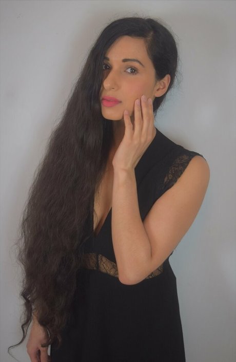 小人ヌードオンリーファンズ セクシー 写真