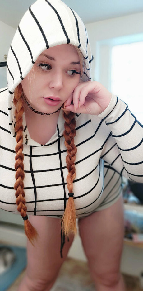 曲線美のクーガーOnlyFans 美しいヌード 写真