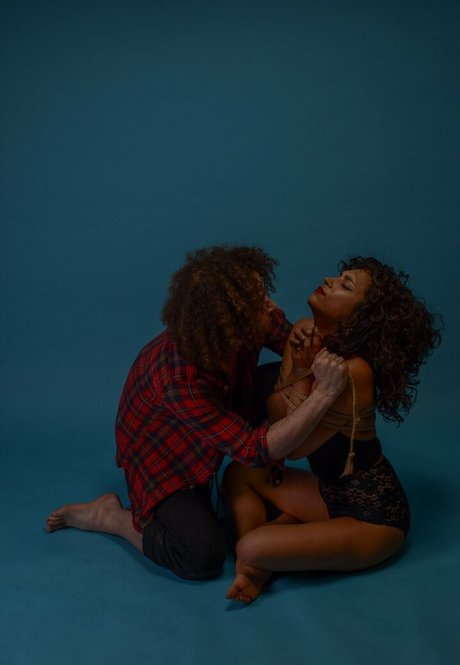 ビデオ通話 オンリーファンズ ポルノ 画像