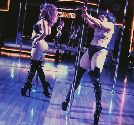 OnlyFansの普及 美しい裸 ギャラリー