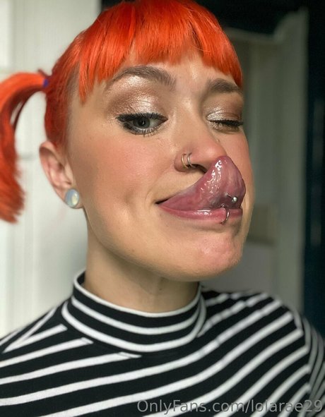 巨乳で曲線美のOnlyFans ホットヌード 写真