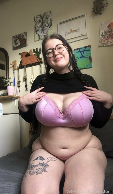 セクシーなシーメールオンリーファンズ 無料ヌード 写真