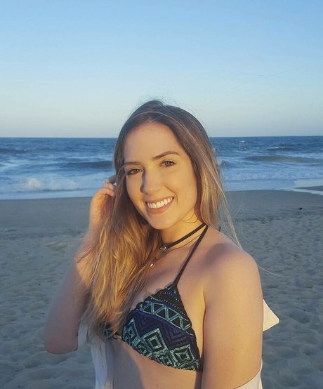 Larissa Darhuber xxxモデル 画像