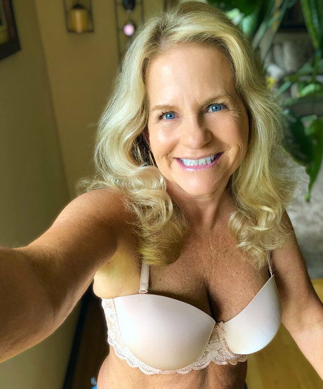 hotwifecandyfree ポルノスター ヌード 写真