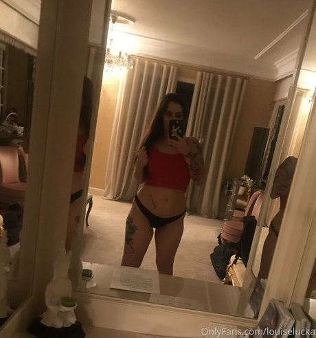 ゴス3P OnlyFans セクシーヌード 写真