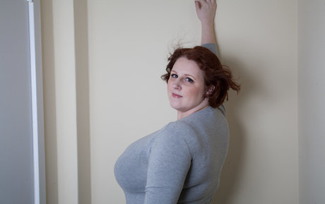 裸の熟女オンリーファンズ アート裸 画像