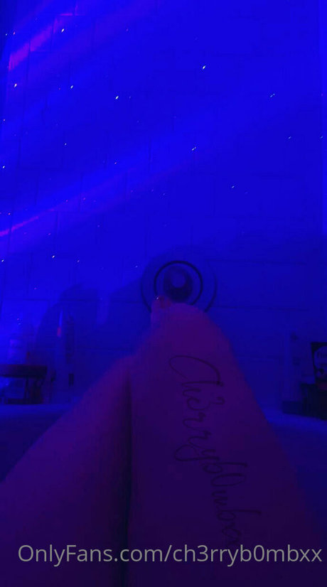 ch3rryb0mbxx セクシー女優 写真