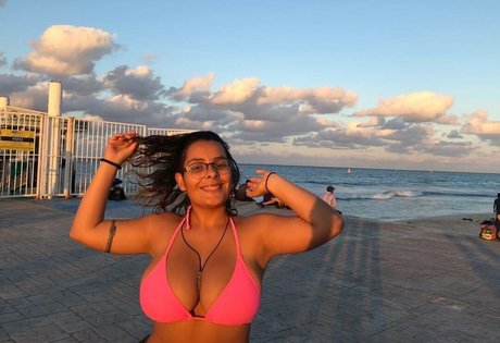 Sheena St Joseph アートスター 写真