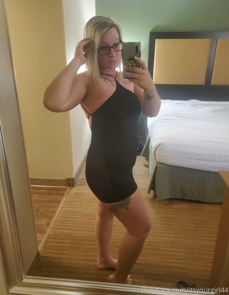 ゴス3P OnlyFans 美しいヌード 画像