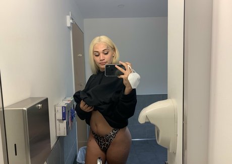 曲線美のクーガーOnlyFans セクシーヌード ギャラリー